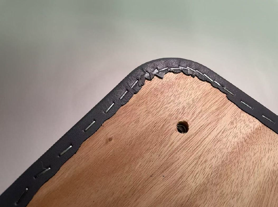 当社のボックス裏側の革を留めている部分の拡大画像です。1cm以内 になるように留めています。